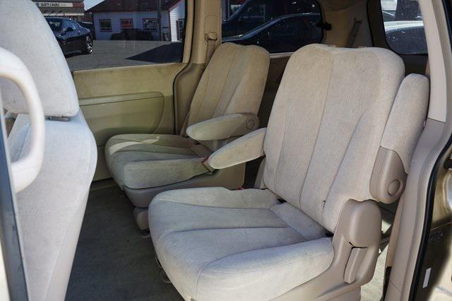 Photo of 2007 Sunset Gold Kia Sedona