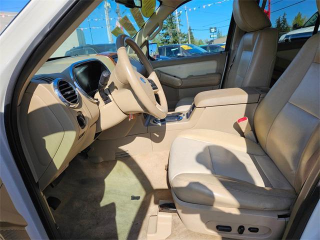Photo of 2010 White Ford Explorer