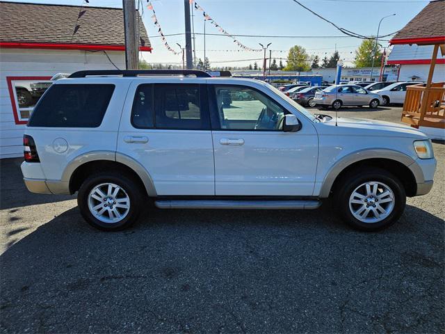 Photo of 2010 White Ford Explorer