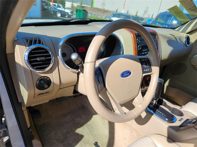 Photo of 2010 White Ford Explorer