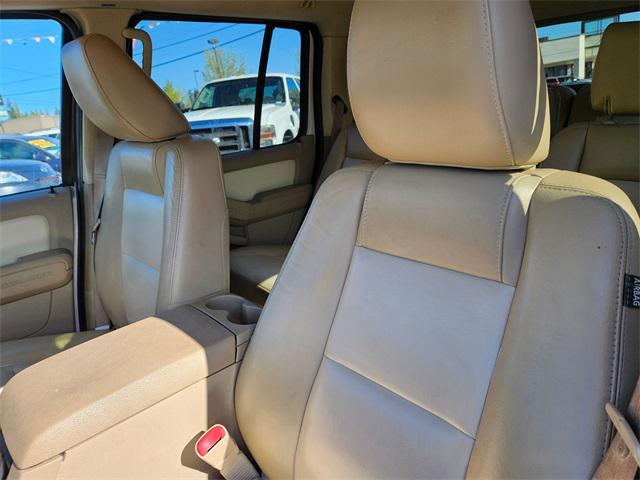 Photo of 2010 White Ford Explorer