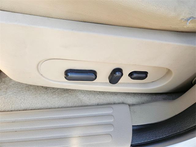 Photo of 2010 White Ford Explorer