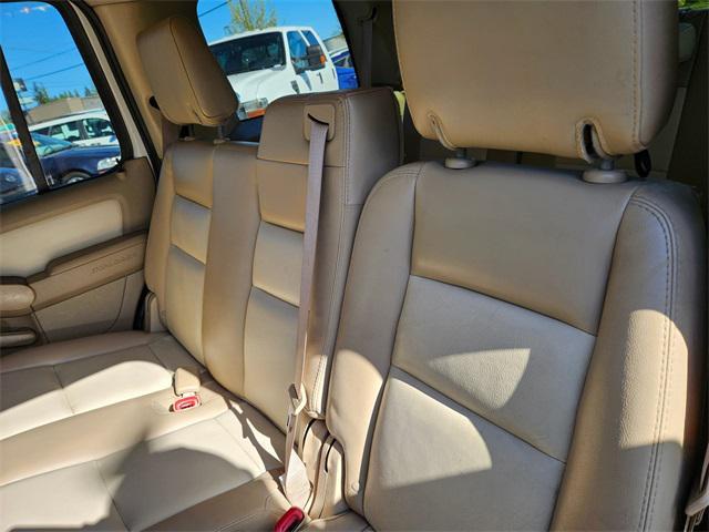 Photo of 2010 White Ford Explorer
