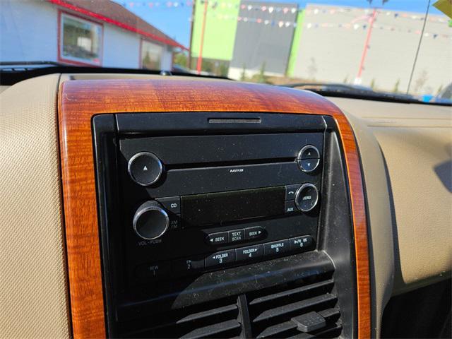 Photo of 2010 White Ford Explorer