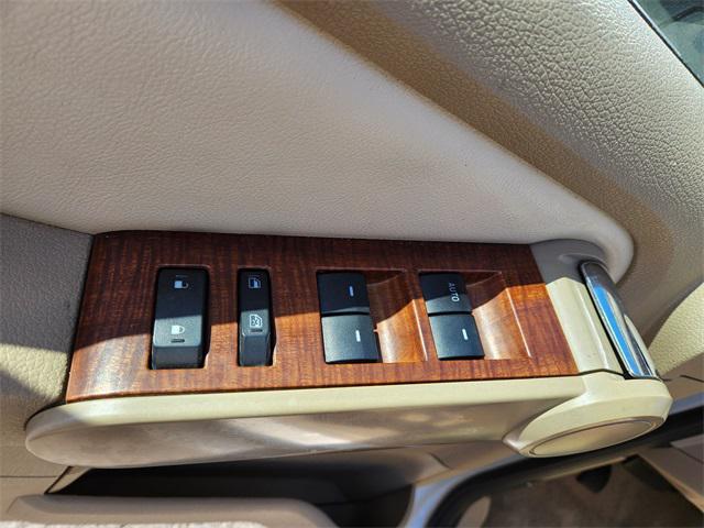 Photo of 2010 White Ford Explorer