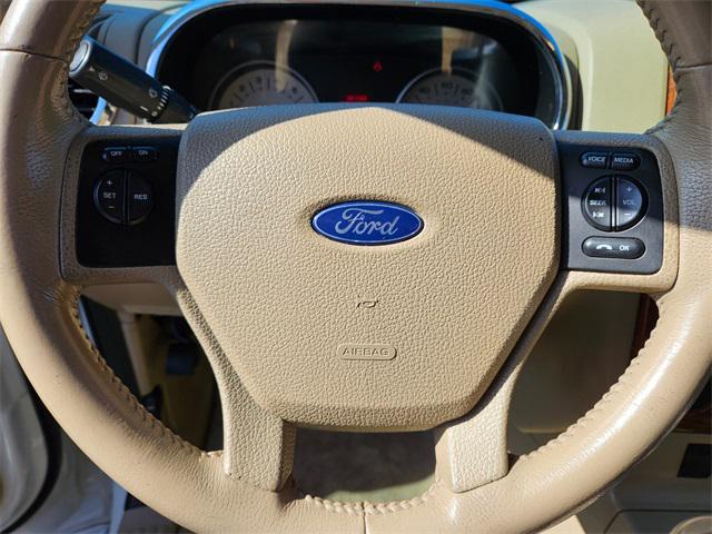 Photo of 2010 White Ford Explorer