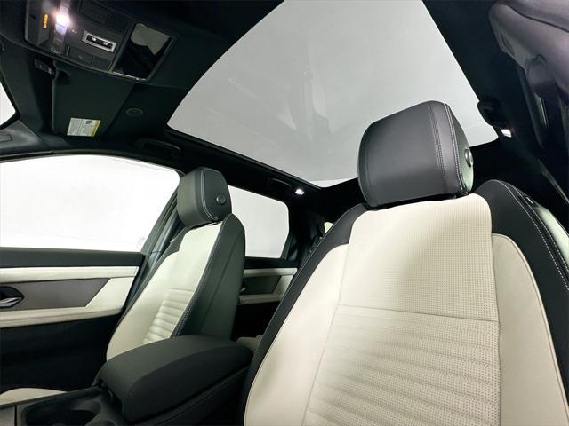 Photo of 2025 Fuji White Land Rover Discovery Sport