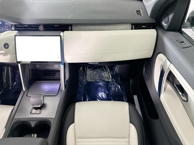 Photo of 2025 Fuji White Land Rover Discovery Sport