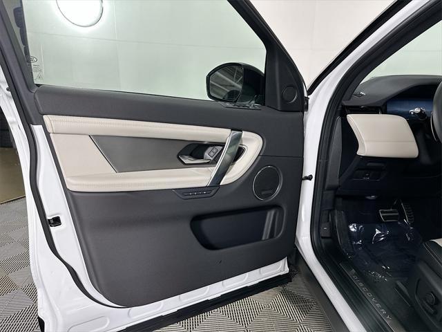 Photo of 2025 Fuji White Land Rover Discovery Sport