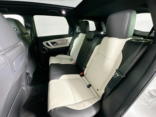 Photo of 2025 Fuji White Land Rover Discovery Sport