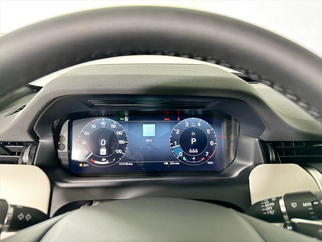 Photo of 2025 Fuji White Land Rover Discovery Sport