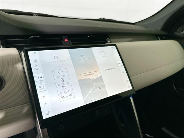 Photo of 2025 Fuji White Land Rover Discovery Sport
