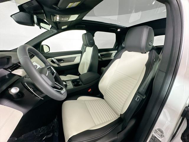 Photo of 2025 Fuji White Land Rover Discovery Sport