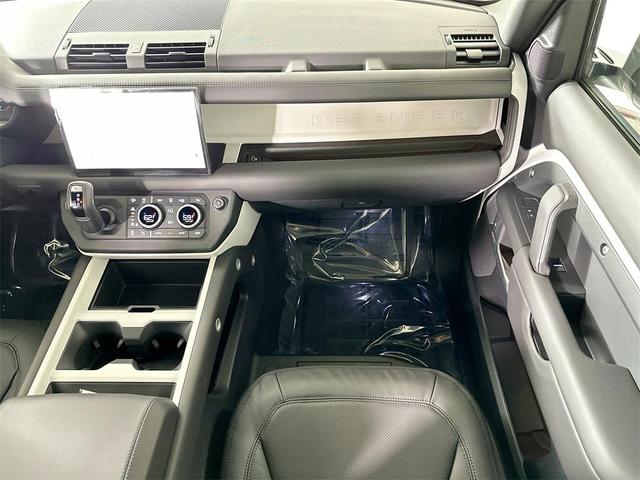 Photo of 2025 Fuji White Land Rover Defender