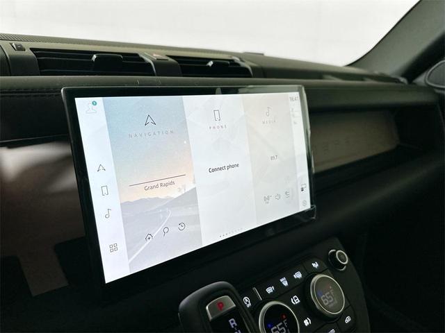 Photo of 2025 Fuji White Land Rover Defender