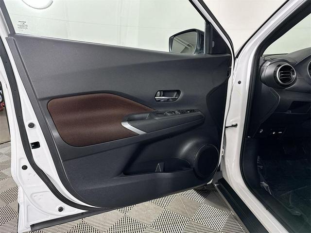Photo of 2023 Aspen White Tricoat/Super Black Nissan Kicks