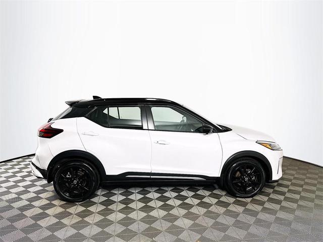 Photo of 2023 Aspen White Tricoat/Super Black Nissan Kicks