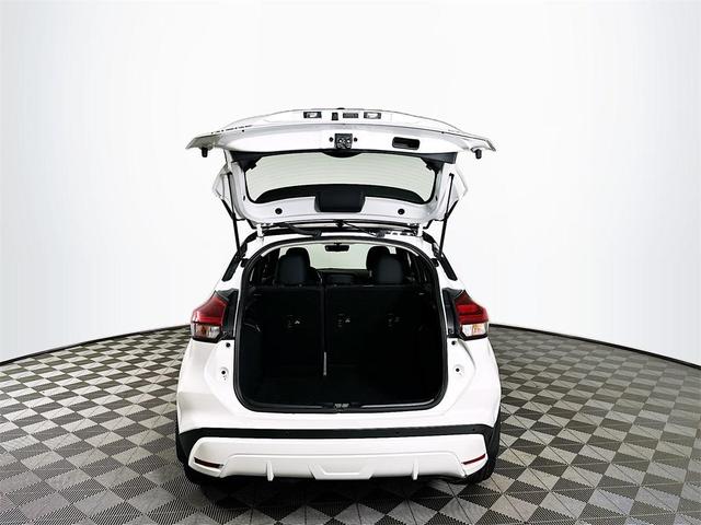 Photo of 2023 Aspen White Tricoat/Super Black Nissan Kicks