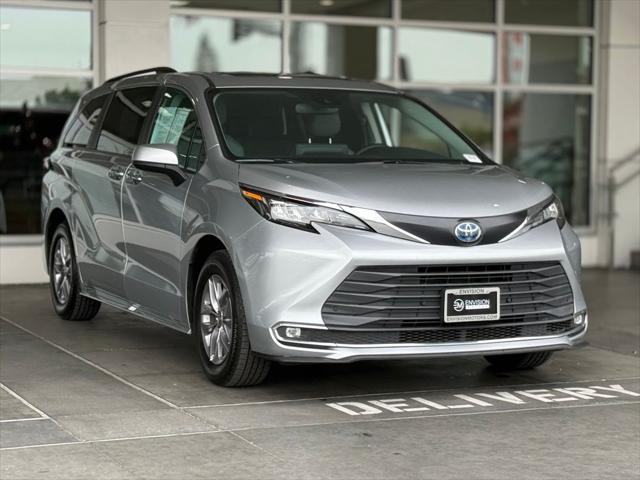 Photo of 2023 Celestial Silver Toyota Sienna
