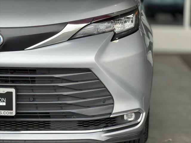 Photo of 2023 Celestial Silver Toyota Sienna