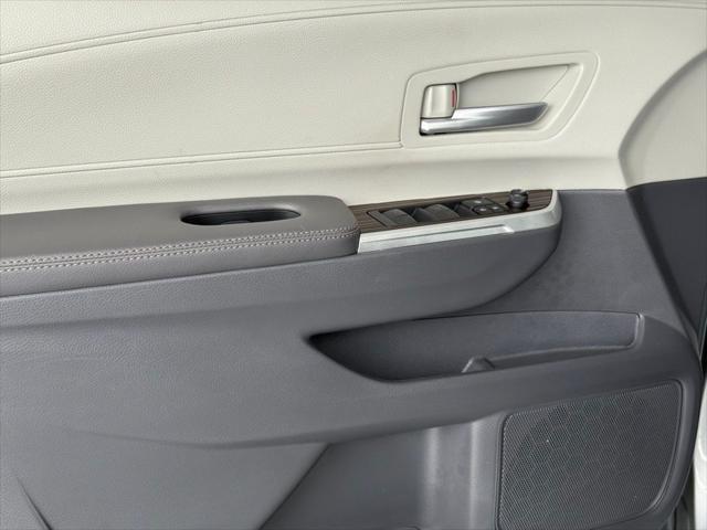 Photo of 2023 Celestial Silver Toyota Sienna