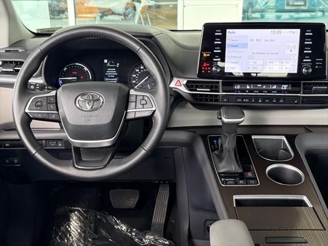 Photo of 2023 Celestial Silver Toyota Sienna