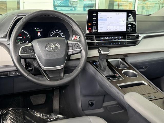 Photo of 2023 Celestial Silver Toyota Sienna