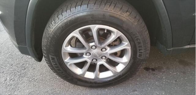 Photo of 2015 Gray Jeep Grand Cherokee
