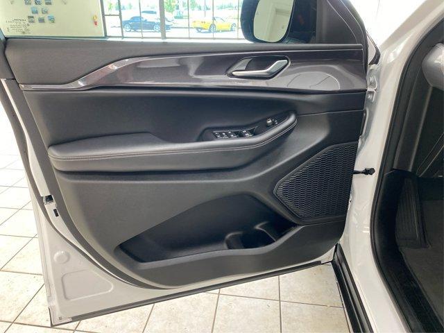 Photo of 2023 Bright White Clearcoat Jeep Grand Cherokee