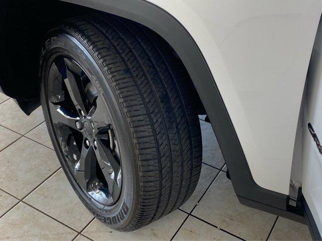 Photo of 2023 Bright White Clearcoat Jeep Grand Cherokee