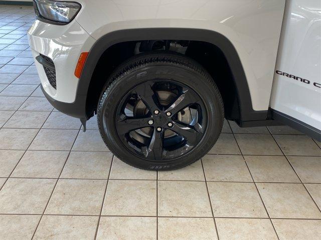 Photo of 2023 Bright White Clearcoat Jeep Grand Cherokee