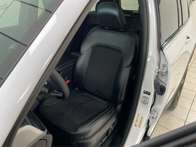 Photo of 2023 Bright White Clearcoat Jeep Grand Cherokee