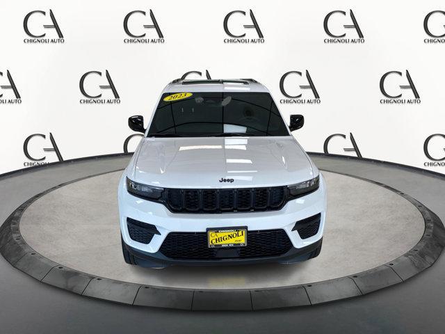 Photo of 2023 Bright White Clearcoat Jeep Grand Cherokee