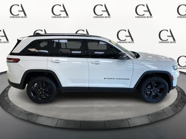 Photo of 2023 Bright White Clearcoat Jeep Grand Cherokee