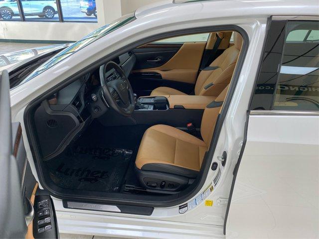 Photo of 2022 Eminent White Pearl Lexus ES 250