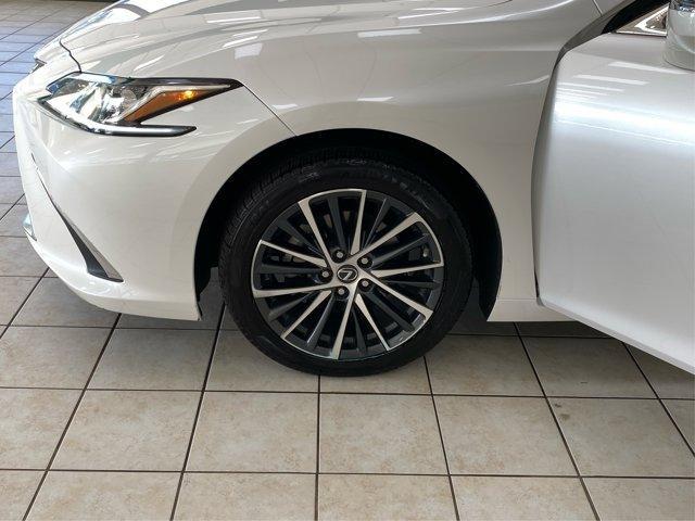 Photo of 2022 Eminent White Pearl Lexus ES 250