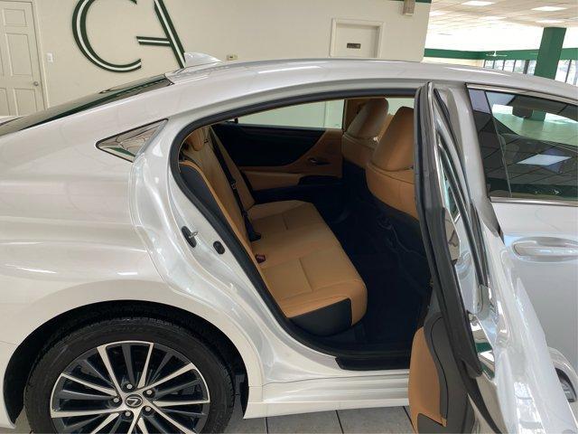 Photo of 2022 Eminent White Pearl Lexus ES 250