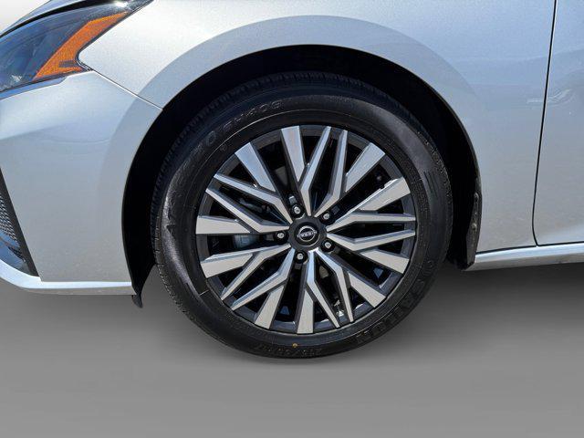 Photo of 2023 Brilliant Silver Metallic Nissan Altima