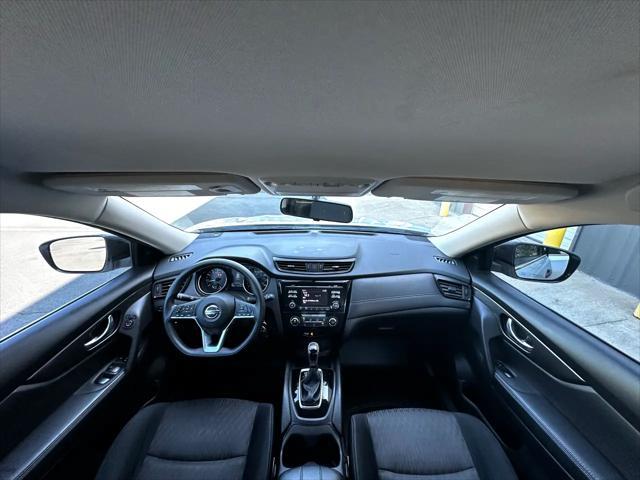 Photo of 2017 Brilliant Silver Nissan Rogue