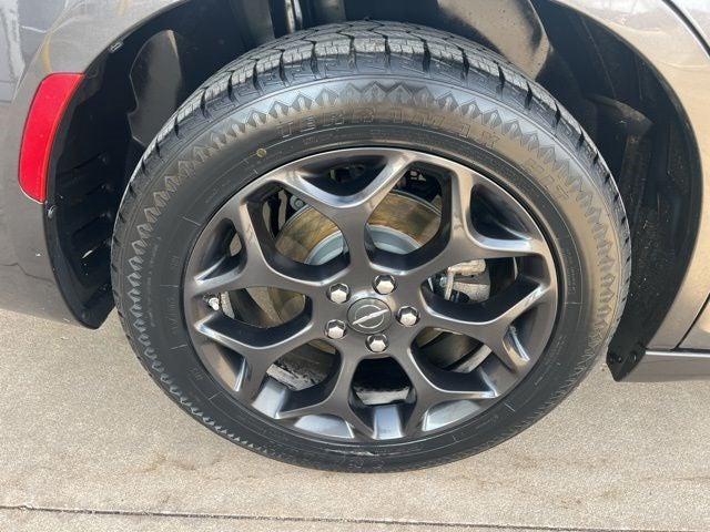 Photo of 2022 Granite Crystal Metallic Clearcoat Chrysler 300