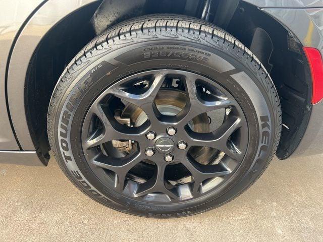 Photo of 2022 Granite Crystal Metallic Clearcoat Chrysler 300
