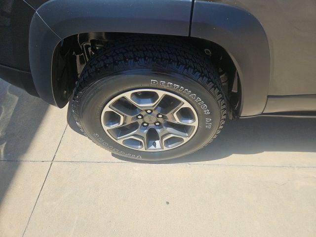 Photo of 2022 Granite Crystal Metallic Clearcoat Jeep Cherokee