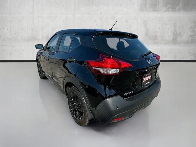 Photo of 2020 Super Black Nissan Kicks