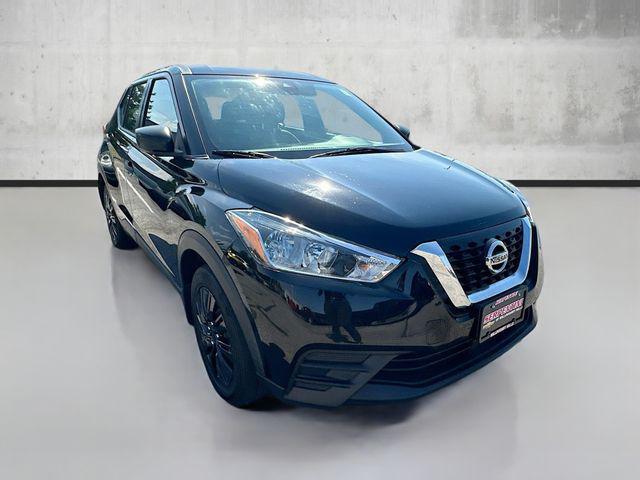 Photo of 2020 Super Black Nissan Kicks