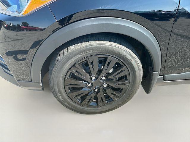 Photo of 2020 Super Black Nissan Kicks