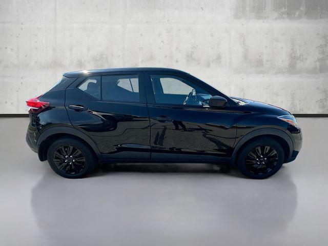 Photo of 2020 Super Black Nissan Kicks