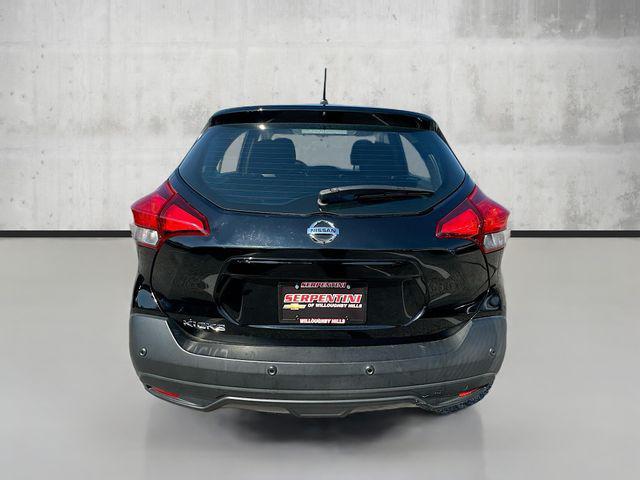 Photo of 2020 Super Black Nissan Kicks