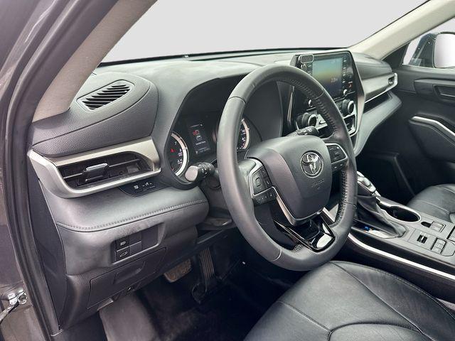 Photo of 2021 Gray Toyota Highlander