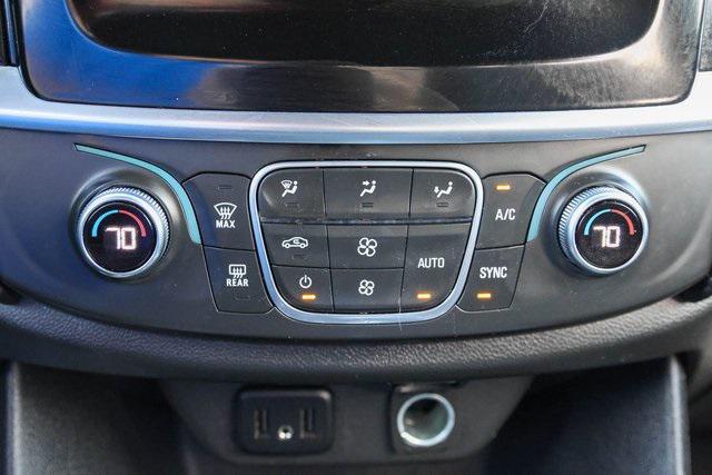 Photo of 2022 Summit White Chevrolet Traverse