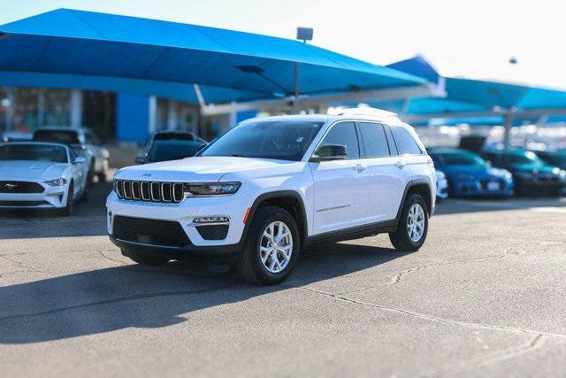 Photo of 2023 Bright White Clearcoat Jeep Grand Cherokee